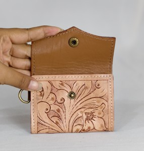 Monedero pequeño de cuero genuino marrón hecho a mano para mujer, con diseño floral y de ases, cierre a presión y correa para la muñeca. - Product Image 4