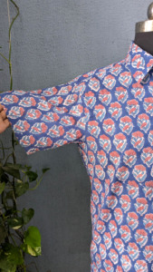 เสื้อเชิ้ตแขนสั้นผู้ชายพิมพ์ลายดอกไม้ลำลองสีน้ำเงินลายสีแดงคอปกพับฤดูร้อนผ้าฝ้ายระบายอากาศได้ - Product Image 6