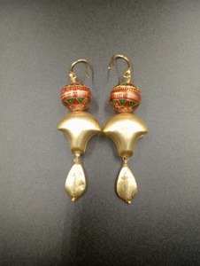 Boucles d'oreilles créoles ethniques Amaira Jewels en alliage de zinc et laiton plaqué or, serties de cristaux roses et d'imitations de perles pour femme - Product Image 2