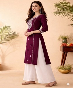 ชุดเสื้อครอปปักลายฝรั่งเศสสุดหรูพร้อมกางเกงขายาวทรงปาลาซโซ่ สไตล์ลำลอง ราคาขายส่ง เสื้อผ้าชาติพันธุ์ สีไวน์ - Product Image 2