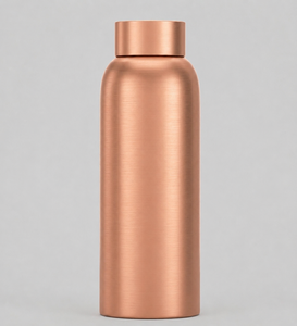 Bouteille d'eau de luxe artisanale en cuivre pur, design martelé, compatible lave-vaisselle et micro-ondes, personnalisable pour la consommation quotidienne - Product Image 1
