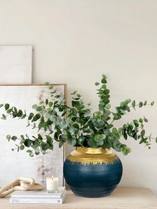 Vase de sol minimaliste en métal noir Floral Haven, fait main, texture géométrique, forme ovale décorative - Product Image 3