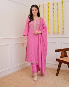 Tenue ethnique décontractée pour femmes, ensemble 3 pièces en Mul Chanderi avec broderies et sequins, haut et pantalon, dupatta en dentelle Mul Chanderi. - Product Image 1