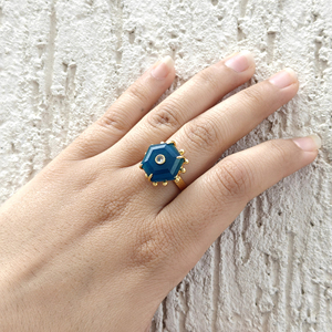 Bague ajustable en laiton plaqué or 18 carats avec apatite et jade sertis à griffes, motif hexagonal géométrique, ornée de zircons blancs, style créateur, ouverte et perlée - Product Image 3