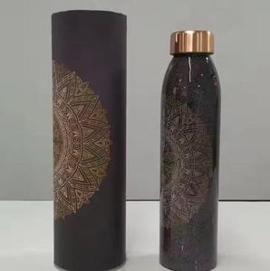 Bouteille d'eau en cuivre à motif mandala, design élégant de géométrie sacrée, bouteille à boire ayurvédique réutilisable, article cadeau haut de gamme - Product Image 1