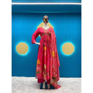 DESIGNER CHINON IMPRIMÉ AVEC BRODERIE SÉQUENCE TRAVAIL ALIA CUT ROBE BAS AVEC DUPATTA ROSE - Product Image 1