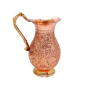 Pichet en cuivre poli, corps cylindrique lisse, bec étroit, poignée courbée, carafe artisanale moderne et minimaliste, élégante - Product Image 2