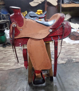 Sillín de caballo de cuero occidental con juego de tachuelas de caballo a juego Sillín de barril de cuero genuino Precio al por mayor - Product Image 3