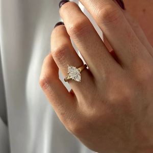 Anillo de Compromiso y Boda con Diamante Cultivado en Laboratorio de Corte Marquesa de 1.0 Quilates, Chapado en Oro de 14K, Joyería de Lujo para Mujer - Product Image 3