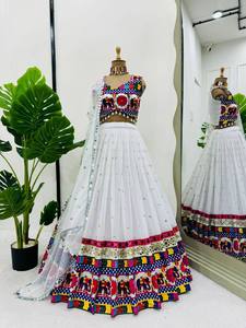 Conjunto de Lehenga Blanco Bordado con Blusa Colorida y Dupatta de Tela, Traje Festivo Indio-Pakistaní para Bodas y Fiestas - Product Image 2
