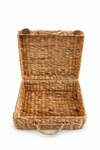 Adoptez le charme bohème avec cette valise en rotin de couleur naturelle, fabriquée en jacinthe d'eau, parfaite pour une décoration élégante. - Product Image 3