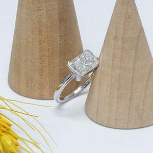 Anillo de compromiso de moda estilo East West con moissanita de corte radiante de 3 CT, engaste de media bisel, plata de ley 925, regalo de aniversario - Product Image 3