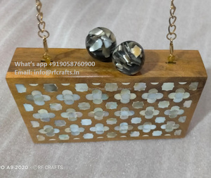 Bolso de noche de madera único con detalles de nácar para eventos especiales y celebraciones - Product Image 4