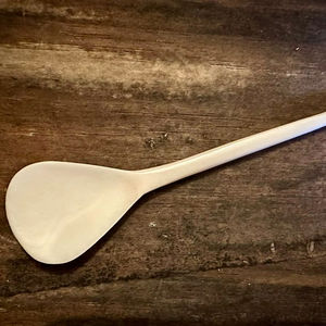 Cuchara Ecológica Hecha a Mano de Hueso de Búfalo Natural, 5 mm de Grosor, Duradera, No Tóxica, Acabado Brillante, Sostenible, Rústica, para Comer y Cocinar - Product Image 1