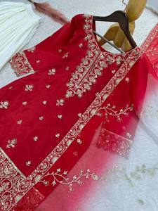 Traje Anarkali Tradicional Indio-Pakistaní Rojo Bordado para Mujer con Dupatta, Vestido Holgado de Algodón para Bodas y Eventos - Product Image 6