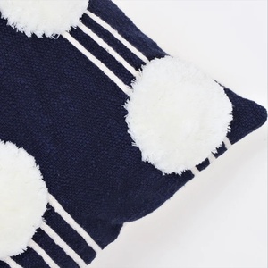 Housse de coussin carrée tuftée à la main, texture bohème bleue et ivoire avec pompons, pour canapé, décoration intérieure, à prix avantageux - Product Image 3