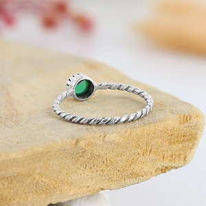 Anillo de Plata de Ley 925 con Ónix Verde Redondo Cabujón y Banda Trenzada, Joyería Artesanal con Piedras Preciosas al por Mayor - Product Image 4