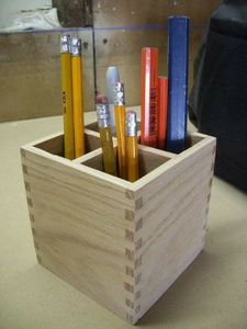 Organisateur de bureau en bois naturel pour stylos et accessoires, décoration de bureau contemporaine pour professionnels - Product Image 1