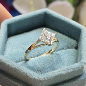 Bague de fiançailles en moissanite taille princesse East West 2,00 CT, bague d'anniversaire solitaire carrée en or jaune 14 carats - Product Image 4