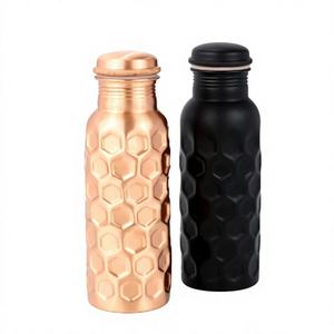 Bouteille d'eau traditionnelle en cuivre avec motif hexagonal, gourde de voyage portable, finition noire et or rose, couvercles inclus - Product Image 1