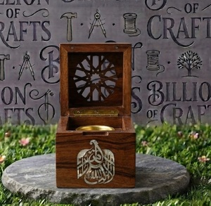 Boîte à encens en bois avec emblème national des Émirats arabes unis, style Khaleeji de luxe, calligraphie arabe, porte-oud, souvenir de Dubaï - Product Image 2