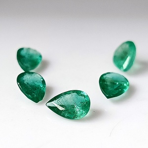 Esmeralda Zambiana Natural Verde Corte Pera de 2.50 Quilates Calibrada 7x5 MM Facetada Suelta Translúcida Lote de 5 Piezas para Fabricación de Joyas - Product Image 1