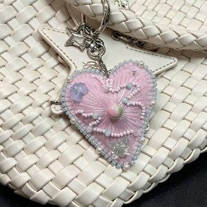 Colgante de Corazón Hecho a Mano con Cuentas, Llavero con Bordado de Mariposa en Tonos Pastel, Accesorio para Bolso Estilo Cottagecore - Product Image 6