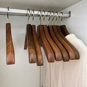 Cintres en bois robustes à un seul niveau avec crochet métallique pour costumes et manteaux, conception à épaules larges, personnalisables, vente en gros, luxe, pour magasins de vêtements - Product Image 2