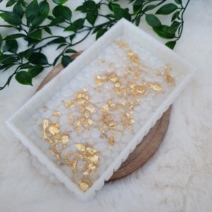 Plateau de service alimentaire en résine blanche de qualité supérieure avec accents de pétales dorés et bords sculptés – Vaisselle décorative polie miroir pour l'hôtellerie de luxe - Product Image 3