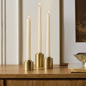 เชิงเทียนโลหะที่ออกแบบอย่างดีสามารถเปลี่ยนเทียนธรรมดาให้กลายเป็นของตกแต่งที่โดดเด่นได้ทันที - Product Image 1