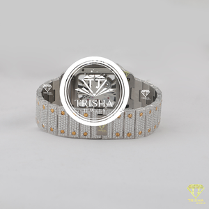 Reloj de Lujo con Movimiento Abierto y Diamantes Moissanite, Acabado en Oro Blanco, Detalles en Oro Amarillo y Estilo de Alta Gama - Product Image 1