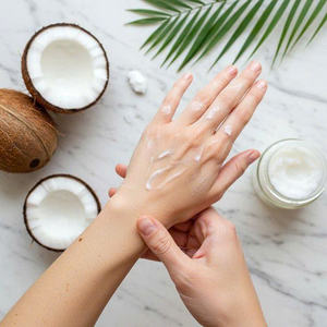 EL ACEITE DE COCO PURO, PRENSADO EN FRÍO Y SIN REFINAR SE UTILIZA COMO ACEITE PORTADOR PARA EL CUIDADO DE LA PIEL, EL CUIDADO DEL CABELLO, MASAJES Y AROMATERAPIA. - Product Image 3