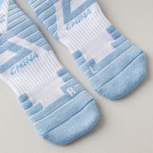 ถุงเท้ากีฬาผู้ชายแบบรัดข้อเท้า/เข่า ดีไซน์เนอร์ แบรนด์ Quality Crew Fashion Grip พิมพ์ลายดิจิตอล ผลิตจากไนลอนผสมสแปนเด็กซ์ เป็นมิตรต่อสิ่งแวดล้อม พร้อมโลโก้พิมพ์ลาย - Product Image 6
