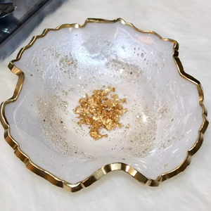 Bol décoratif artisanal en résine époxy blanche moyenne, design géode - Product Image 1