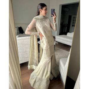 Ensemble de costume pour femme de créateur avec broderie de sequins - Product Image 6