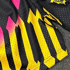 กางเกงขาสั้นสีดำสำหรับผู้ชาย Divine Men's ลายพิมพ์แบบ Sublimation สไตล์สตรีท เอวยางยืด ระบายอากาศได้ดี ผ้าซาติน - Product Image 3