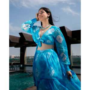 ชุดเดรสเลเฮนกาแบบครอปท็อปทรงเอไลน์สีน้ำเงินมายา ผ้าชีฟอง เอวธรรมชาติ - Product Image 1