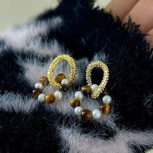 ต่างหูวงกลมประดับมุกสไตล์ฝรั่งเศส ดีไซน์เฉพาะตัว พร้อมเข็มเงินแท้ S925 และลายหินตาเสือ - Product Image 2