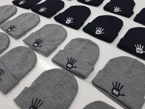 Gorro unisex premium con tela elástica transpirable, ajuste suave y cómodo, logotipo estampado a mano, colores gris y negro, bordado. - Product Image 2