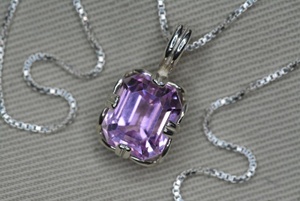 จี้คุณภาพสูงทำจากพลอยคุนไซต์ธรรมชาติแท้ สีชมพูม่วง ประดับเงินแท้ ของขวัญสำหรับเธอ เครื่องประดับอันหรูหรา - Product Image 2