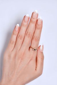 Uñas Postizas Francesas Clásicas Personalizadas al por Mayor, Uñas Artificiales Naturales Color Nude, Forma Almendrada, ABS con Estampado Dorado, Longitud Media - Product Image 5