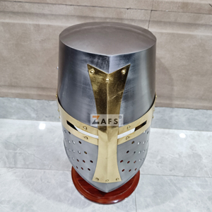 Casque de Chevalier Templier Médiéval Portatif en Acier Doux avec Croix en Laiton, Sangle en Cuir Réglable pour Reconstitutions Historiques - Product Image 3