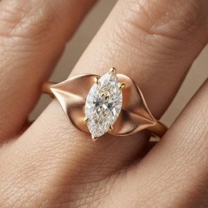 Bague sculpturale en or massif 14 carats bicolore avec diamant taille marquise de 2,00 carats, cultivé en laboratoire, bijou de fête pour amis - Product Image 3
