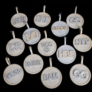 Colgante de disco grande 3D personalizado con letras de moissanita plateada, chapado en oro blanco, amarillo y rosa, joyería personalizada - Product Image 5