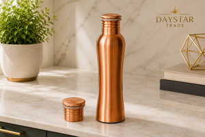 Bouteille d'eau en cuivre de qualité supérieure avec un design élégant et un bouchon à vis pour un usage quotidien - Product Image 2