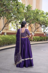Conjunto de Lehenga con Bordado de Lentejuelas Zari en Satén Purple Glory - Product Image 3