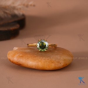 แหวนหมั้นเพชรเม็ดเดี่ยวทรงตัดแบบโปรตุเกส สีเขียว ผลิตในห้องปฏิบัติการ ตัวเรือนทองคำแท้สีเหลือง ดีไซน์ทรงดอกทิวลิป เครื่องประดับชั้นดีสำหรับผู้หญิง - Product Image 1