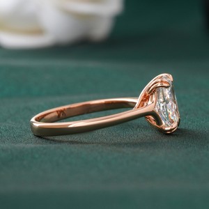 Bague de fiançailles solitaire en émeraude de laboratoire taille radiant 2,00 carats, or jaune 14K, clarté VS1, couleur DEF, VVS-VS, sertie à griffes - Product Image 2