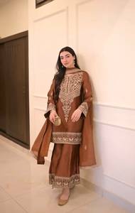 Salwar Kameez traditionnel pour femmes en soie marron avec broderie pour mariage et festivals, toutes saisons, coupe classique, longueur cheville - Product Image 1