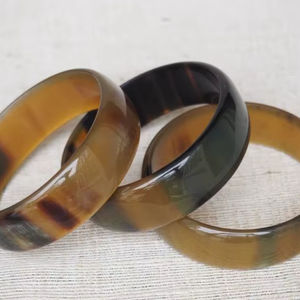 กำไลข้อมือทรงแตรสไตล์อาร์ตเดโคสุดฮิตสำหรับสาวๆ - เครื่องประดับทำมือ ตัวเลือกที่ดีที่สุดสำหรับวันเกิด - Product Image 1